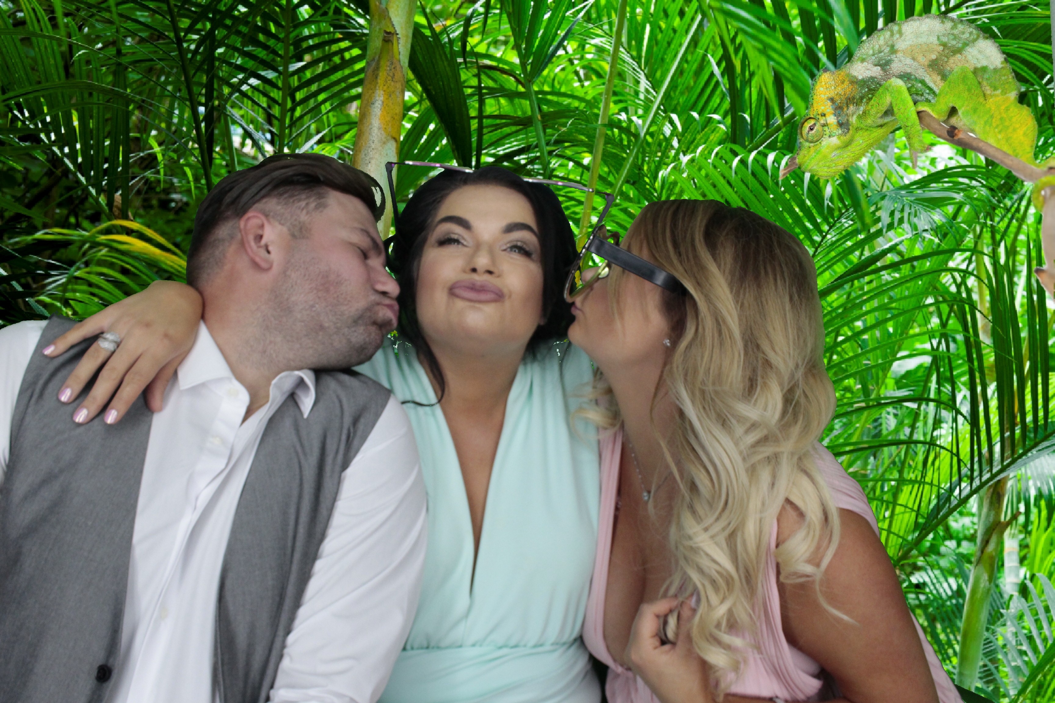 Mr & Mrs Bowles | View more photos from the event at gallery.myphotoboothexperience.co.uk/u/MyPhotoBoothExperienceLtd/Mr-Mrs-Bowles